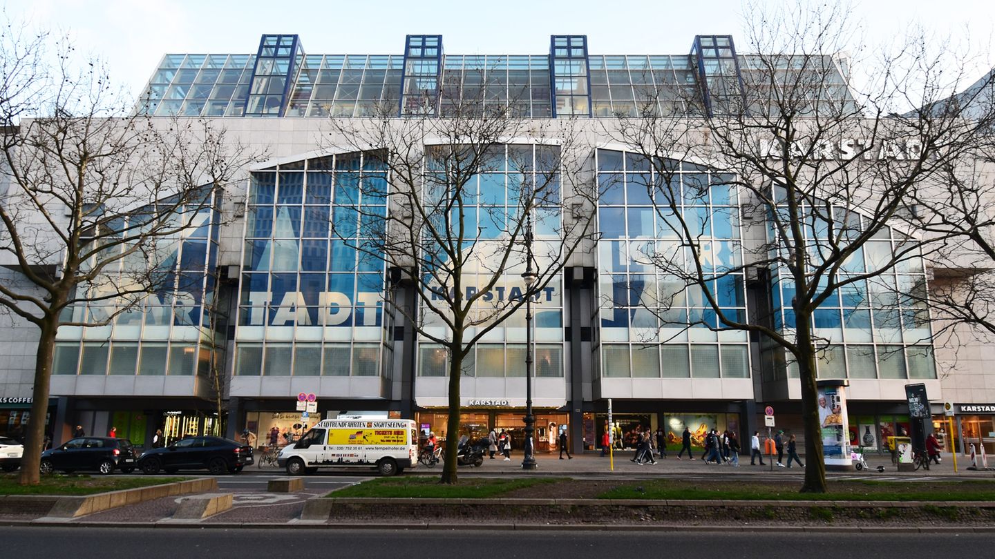Im Gegensatz zu den kürzlich in der Müllerstraße und Wilmersdorfer Straße  geschlossenen Filialen geht der Verkauf bei Karstadt in Berlin am Kurfürstendamm 231 weiter. Die Stadt und Signa planten eine Neugliederung und einer Neubebauung des Karstadt-Areal.