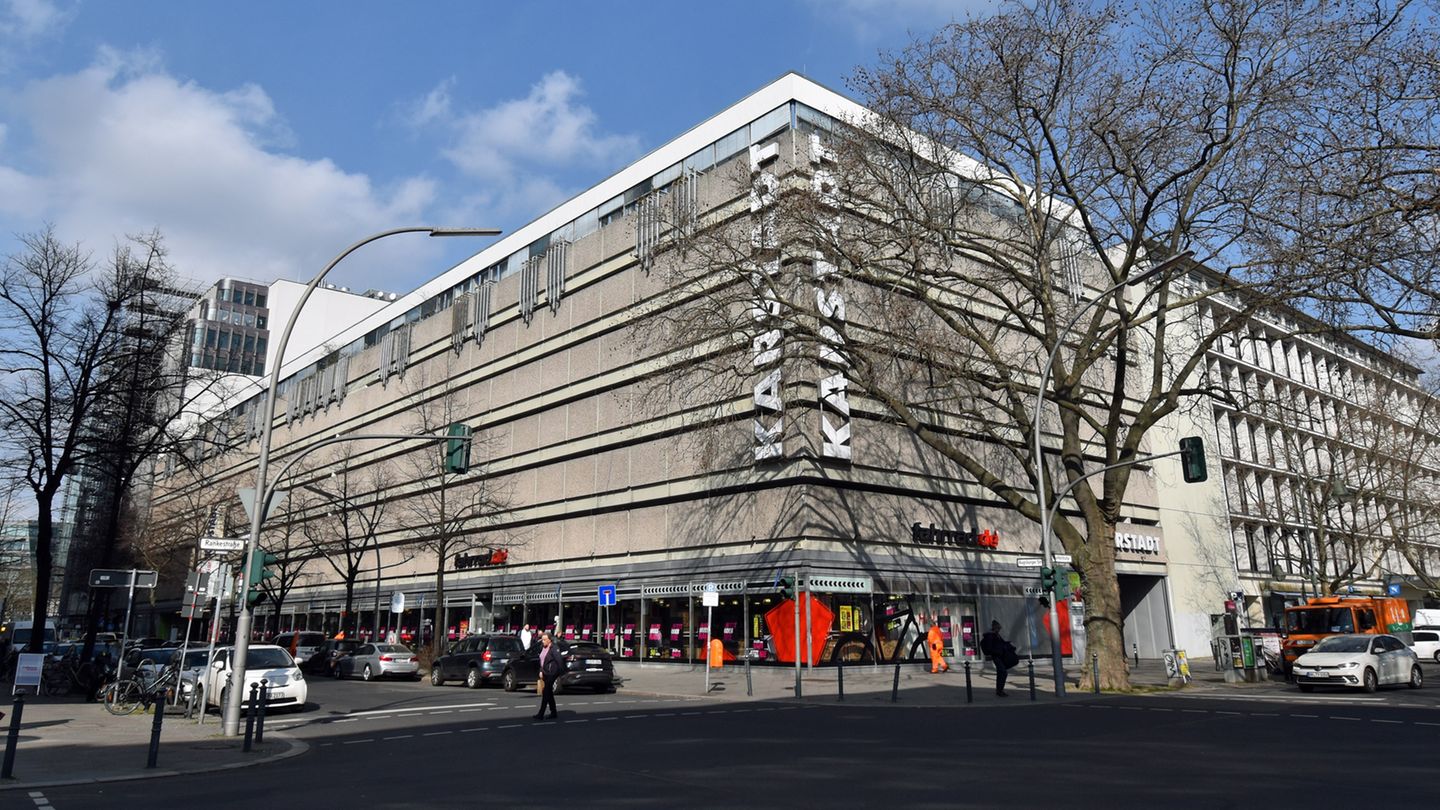 Insolvenz: Anblick der Rückseite des Warenhauses an der Ecke von Augsburger und Rankestraße in Berlin. Den Architekturwettbewerb für das Projekt K231 gewann im Juni 2023 das Architekturbüro Henning Larsen aus Kopenhagen mit zwei 134 Metern hohen Hochhäusern für die City West. Doch im Januar 2024 meldete die Projektgesellschaft beim Amtsgericht Charlottenburg Insolvenz an. Damit liegen die Pläne für "K231" und für die "Aufwertungsarbeiten" von Karstadt am Hermannplatz in Neukölln ebenso auf Eis. Anblick der Rückseite des Warenhauses an der Ecke von Augsburger und Rankestraße in Berlin. Den Architekturwettbewerb für das Projekt K231 gewann im Juni 2023 das Architekturbüro Henning Larsen aus Kopenhagen mit zwei 134 Metern hohen Hochhäusern für die City West. Doch im Januar 2024 meldete die Projektgesellschaft beim Amtsgericht Charlottenburg Insolvenz an. Damit liegen die Pläne für "K231" und für die "Aufwertungsarbeiten" von Karstadt am Hermannplatz in Neukölln ebenso auf Eis.