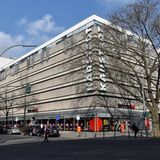 Anblick der Rückseite des Warenhauses an der Ecke von Augsburger und Rankestraße in Berlin. Den Architekturwettbewerb für das Projekt K231 gewann im Juni 2023 das Architekturbüro Henning Larsen aus Kopenhagen mit zwei 134 Metern hohen Hochhäusern für die City West. Doch im Januar 2024 meldete die Projektgesellschaft beim Amtsgericht Charlottenburg Insolvenz an. Damit liegen die Pläne für "K231" und für die "Aufwertungsarbeiten" von Karstadt am Hermannplatz in Neukölln ebenso auf Eis.