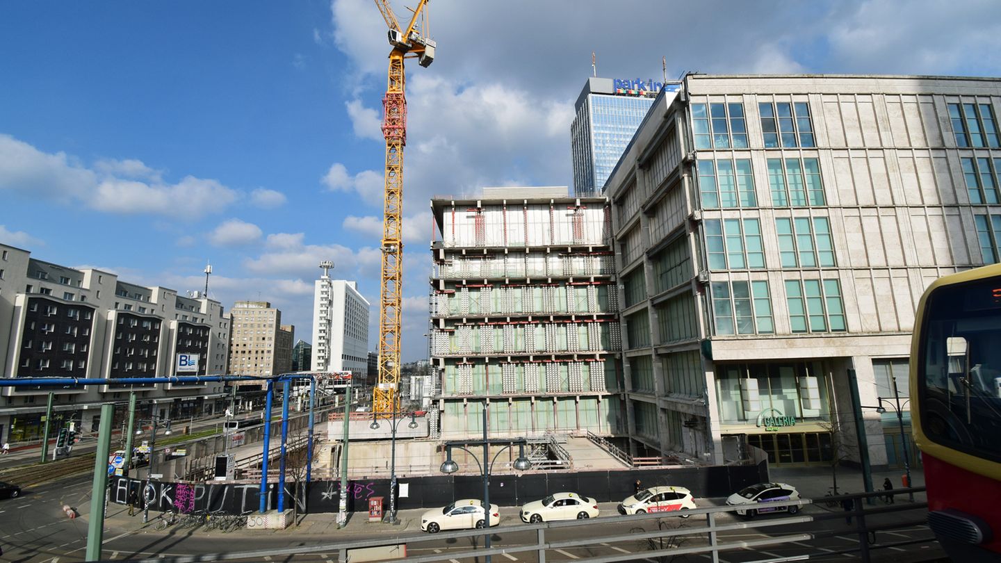 Hoffnungsschimmer am Alexanderplatz in Berlin: In der Baugrube neben dem Galeria-Kaufhaus soll der 134 Meter hoher Turm Mynd, abgeleitet von "My Mind", der Architekten Kleihues und Kleihues entstehen. 