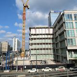 Hoffnungsschimmer am Alexanderplatz in Berlin: In der Baugrube neben dem Galeria-Kaufhaus soll der 134 Meter hoher Turm Mynd, abgeleitet von "My Mind", der Architekten Kleihues und Kleihues entstehen. 