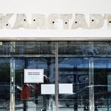 Das Kaufhaussterben geht unter der Regie der Signa-Insolvenzen weiter. Längst wurde die Karstadt-Leuchtschrift entfernt. "Wir sagen danke Berlin", heißt es auf einem Plakat bei dem geschlossenen Haus in der Müllerstraße, am Leopoldplatz im Berliner Bezirk Wedding.