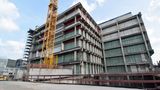 Zwar herrscht auch hier alles andere als Hektik auf der Baustelle, aber Signa hatte bereits im Juni 2023 das Hochhausprojekt an eine Commerzbank-Tochter verkauft. Im Mynd am Alexanderplatz sollen einmal Büros, Arztpraxen und Arbeitsplätze für Co-Working unterkommen.  