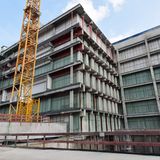 Zwar herrscht auch hier alles andere als Hektik auf der Baustelle, aber Signa hatte bereits im Juni 2023 das Hochhausprojekt an eine Commerzbank-Tochter verkauft. Im Mynd am Alexanderplatz sollen einmal Büros, Arztpraxen und Arbeitsplätze für Co-Working unterkommen.  