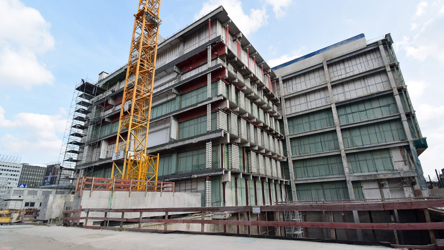 Zwar herrscht auch hier alles andere als Hektik auf der Baustelle, aber Signa hatte bereits im Juni 2023 das Hochhausprojekt an eine Commerzbank-Tochter verkauft. Im Mynd am Alexanderplatz sollen einmal Büros, Arztpraxen und Arbeitsplätze für Co-Working unterkommen.  