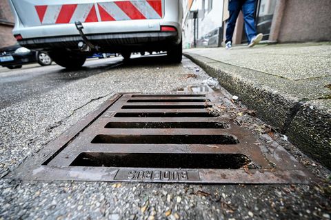 Nahaufnahme eines Gullydeckels: In einem vergleichbaren Schacht hatte sich der Australier versteckt.