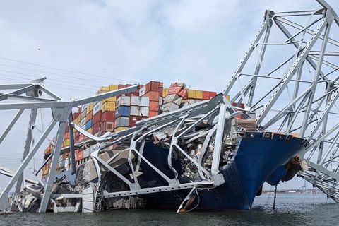 In Baltimore ist ein Containerschiff unter einer eingestürzten Stahlbrücke eingeklemmt
