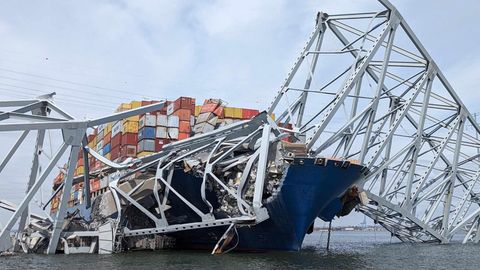 In Baltimore ist ein Containerschiff unter einer eingestürzten Stahlbrücke eingeklemmt