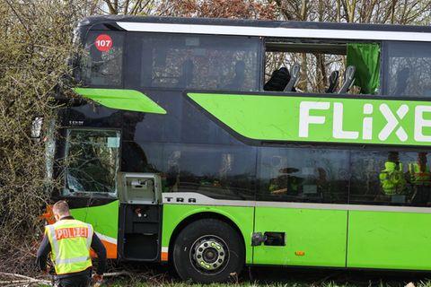 Bei dem Unfall mit einem Reisebus auf der A9 nahe Leipzig sind mindestens fünf Menschen ums Leben gekommen