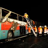 Nahe Hannover geht auf der A2 ein Reisebus wegen eines technischen Defekts in Flammen auf. 20 Insassen auf dem Rückweg von einer Kaffeefahrt kommen ums Leben.
