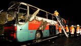 Nahe Hannover geht auf der A2 ein Reisebus wegen eines technischen Defekts in Flammen auf. 20 Insassen auf dem Rückweg von einer Kaffeefahrt kommen ums Leben.