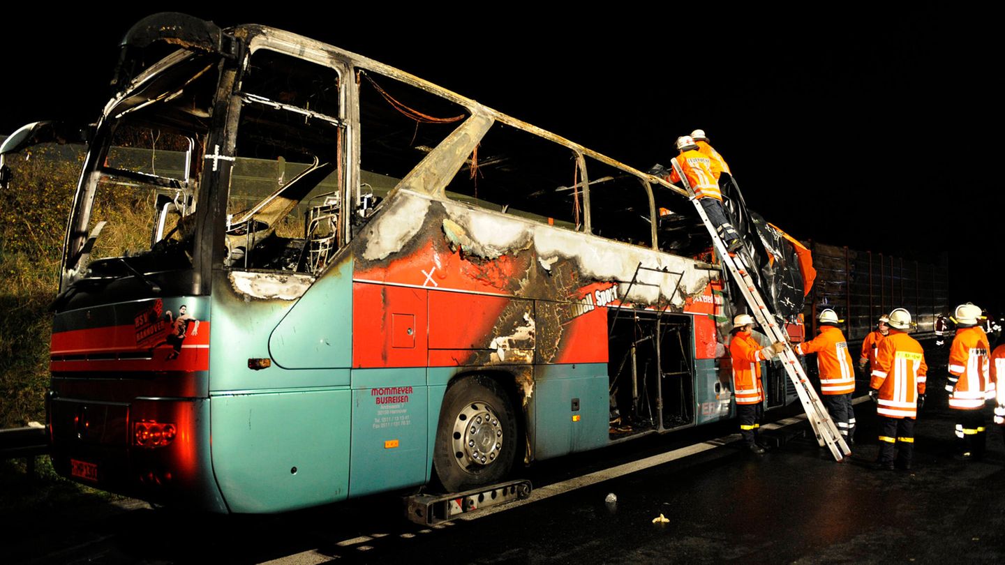 November 2008 Nahe Hannover geht auf der A2 ein Reisebus wegen eines technischen Defekts in Flammen auf. 20 Insassen auf dem Rückweg von einer Kaffeefahrt kommen ums Leben.