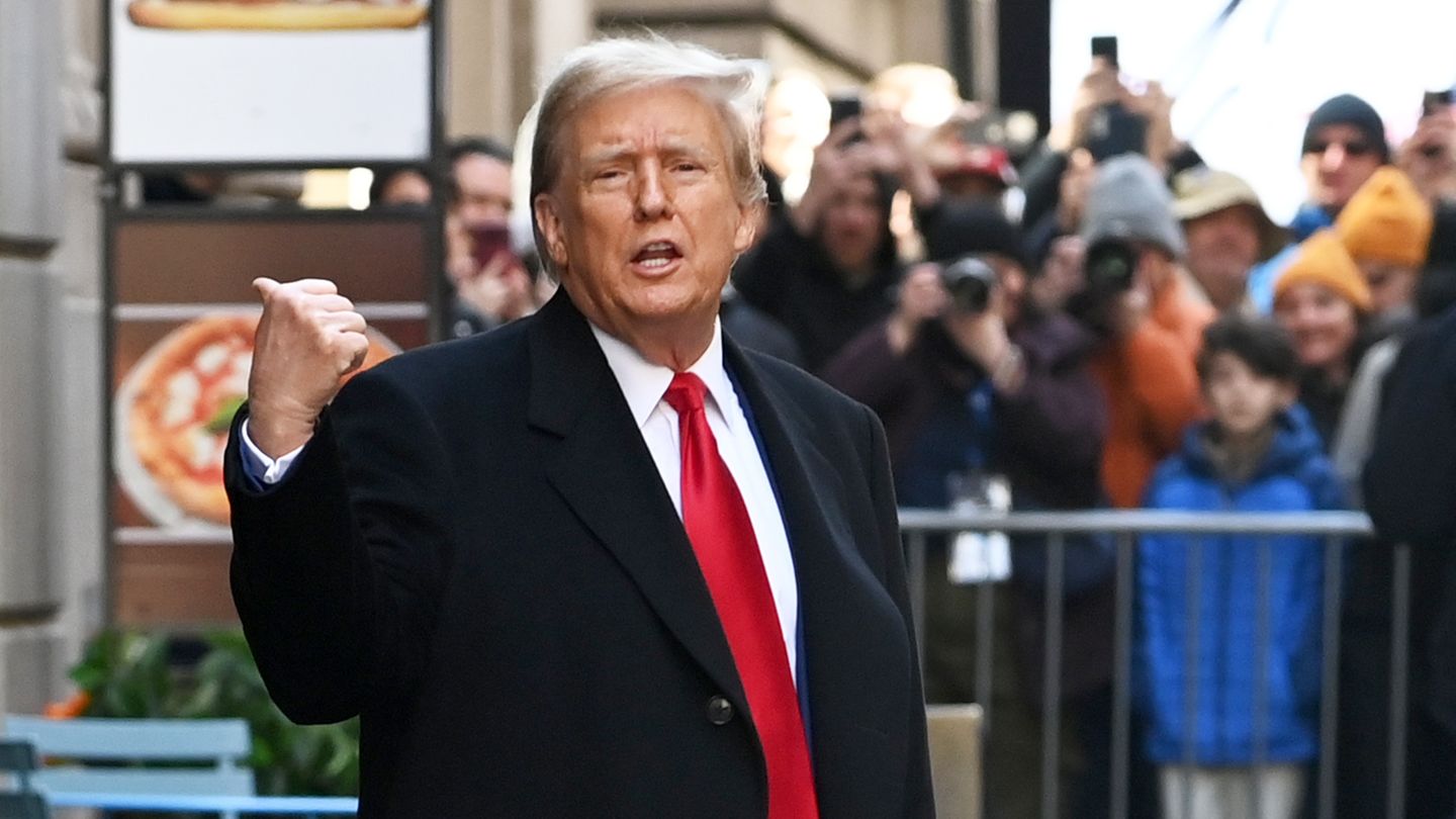 Donald Trump promotes his own Bible edition: “Make America Pray Again”