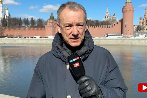 Der Kreml zeigt nach dem Terroranschlag in Moskau mit dem Finger auf den Westen, jedoch ohne Beweise, berichtet ntv-Korrespondent Rainer Munz aus Moskau.