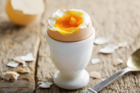 DGE über Eier: Ein weichgekochtes Ei steht in einem Eierbecher auf einem Holztisch