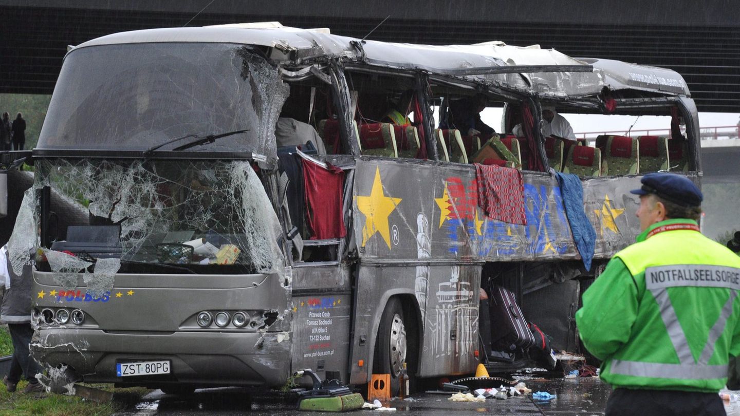 14 Polen sterben, als ihr Bus auf der A10 südlich von Berlin von einem Auto gerammt wird und gegen einen Brückenpfeiler kracht.