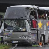 14 Polen sterben, als ihr Bus auf der A10 südlich von Berlin von einem Auto gerammt wird und gegen einen Brückenpfeiler kracht.