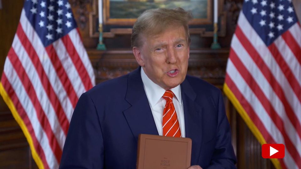 Trump verkauft jetzt die Bibel: "Alle Amerikaner brauchen eine Bibel zu Hause" Trump verkauft jetzt die Bibel: "Alle Amerikaner brauchen eine Bibel zu Hause"