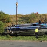 Elf Menschen sterben, als auf der A4 bei Dresden (Sachsen) ein Reisebus aus Polen zunächst auf einen ukrainischen Bus auffährt, dann die Leitplanke durchbricht und in den Gegenverkehr rast.