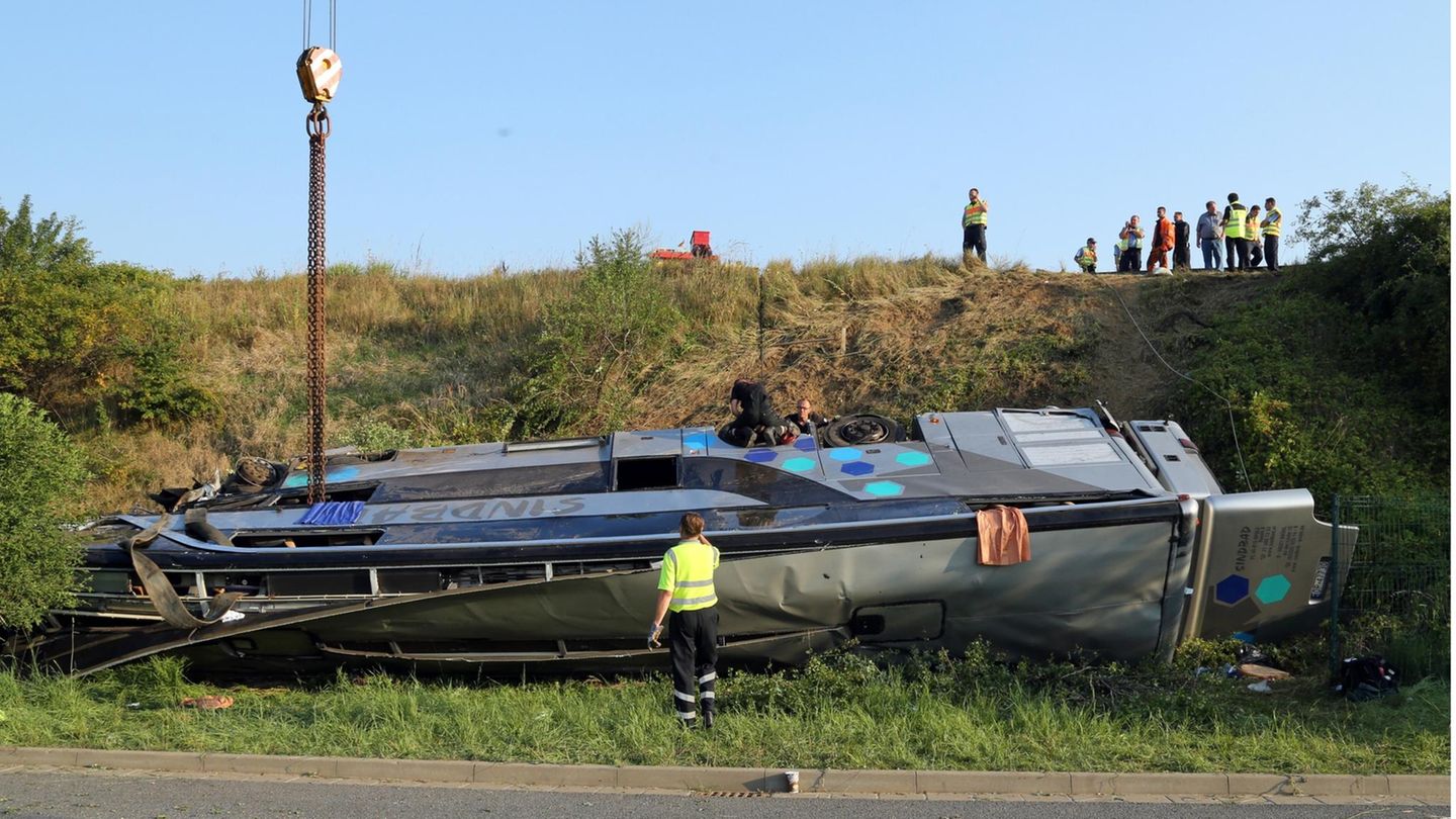 Elf Menschen sterben, als auf der A4 bei Dresden (Sachsen) ein Reisebus aus Polen zunächst auf einen ukrainischen Bus auffährt, dann die Leitplanke durchbricht und in den Gegenverkehr rast.