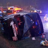 Ein Bus mit Schülern aus Sachsen kommt auf der A4 bei Erfurt (Thüringen) nach einem Überholmanöver von der Straße ab und kippt um. Ein Junge stirbt.