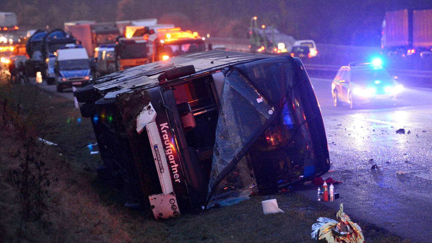 Ein Bus mit Schülern aus Sachsen kommt auf der A4 bei Erfurt (Thüringen) nach einem Überholmanöver von der Straße ab und kippt um. Ein Junge stirbt.