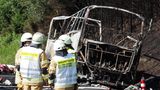 18 Menschen sterben in den Flammen, als auf der A9 in Oberfranken (Bayern) ein Reisebus mit etwa 60 Kilometern pro Stunde auf einen Sattelzug auffährt und sofort in Brand gerät. 30 weitere werden zum Teil schwer verletzt.