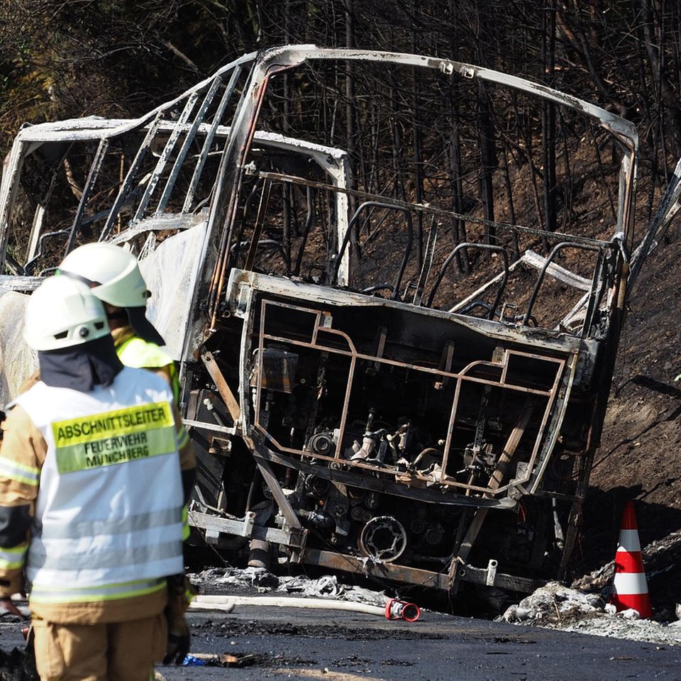 18 Menschen sterben in den Flammen, als auf der A9 in Oberfranken (Bayern) ein Reisebus mit etwa 60 Kilometern pro Stunde auf einen Sattelzug auffährt und sofort in Brand gerät. 30 weitere werden zum Teil schwer verletzt.