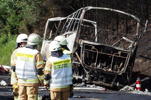 18 Menschen sterben in den Flammen, als auf der A9 in Oberfranken (Bayern) ein Reisebus mit etwa 60 Kilometern pro Stunde auf einen Sattelzug auffährt und sofort in Brand gerät. 30 weitere werden zum Teil schwer verletzt.