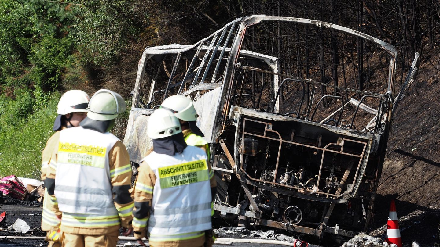18 Menschen sterben in den Flammen, als auf der A9 in Oberfranken (Bayern) ein Reisebus mit etwa 60 Kilometern pro Stunde auf einen Sattelzug auffährt und sofort in Brand gerät. 30 weitere werden zum Teil schwer verletzt.