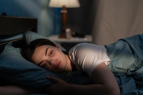 Manche Menschen liegen nachts wach und werden von üblen Gedanken geplagt. Laut einer Theorie gibt es dafür einen logischen Grund