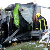 Auf der A9 stirbt eine Frau, als ein Reisebusfahrer wegen eines "medizinischen Problems" sein Fahrzeug zwischen den Anschlussstellen Leipzig-West (Sachsen) und Bad Dürrenberg (Sachsen-Anhalt) nicht mehr unter Kontrolle hat. Neun Menschen werden schwer verletzt.
