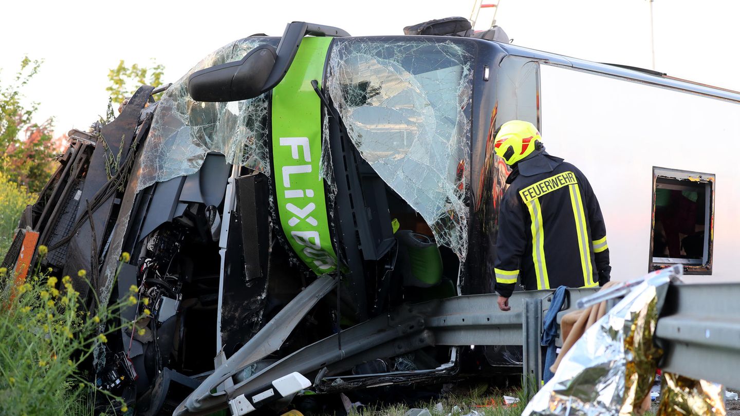 Auf der A9 stirbt eine Frau, als ein Reisebusfahrer wegen eines "medizinischen Problems" sein Fahrzeug zwischen den Anschlussstellen Leipzig-West (Sachsen) und Bad Dürrenberg (Sachsen-Anhalt) nicht mehr unter Kontrolle hat. Neun Menschen werden schwer verletzt.