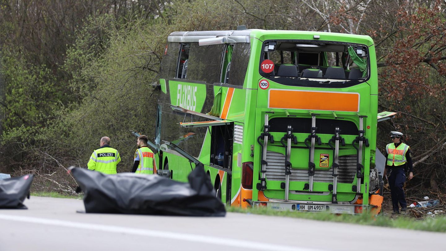 Mindestens fünf Menschen sterben, als ein Reisebus unterwegs von Berlin nach Zürich auf der A9 zwischen Wiedemar und Schkeuditzer Kreuz (Sachsen) von der Fahrbahn abkommt und umkippt.