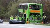 Mindestens fünf Menschen sterben, als ein Reisebus unterwegs von Berlin nach Zürich auf der A9 zwischen Wiedemar und Schkeuditzer Kreuz (Sachsen) von der Fahrbahn abkommt und umkippt.
