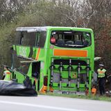 Mindestens fünf Menschen sterben, als ein Reisebus unterwegs von Berlin nach Zürich auf der A9 zwischen Wiedemar und Schkeuditzer Kreuz (Sachsen) von der Fahrbahn abkommt und umkippt.