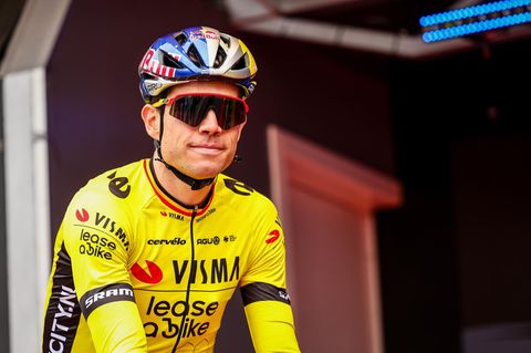Wout van Aert sitzt lächelnd auf seinem Rennrad