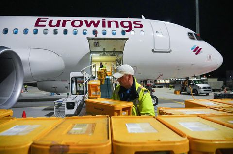 Ein Airbus der Fluggesellschaft Eurowings mit Ziel Stuttgart wird auf dem Flughafen Berlin Brandenburg (BER) mit Post beladen