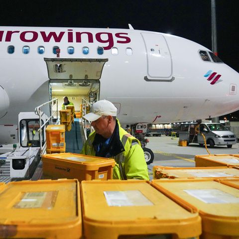 Ein Airbus der Fluggesellschaft Eurowings mit Ziel Stuttgart wird auf dem Flughafen Berlin Brandenburg (BER) mit Post beladen