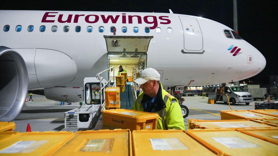 Ein Airbus der Fluggesellschaft Eurowings mit Ziel Stuttgart wird auf dem Flughafen Berlin Brandenburg (BER) mit Post beladen