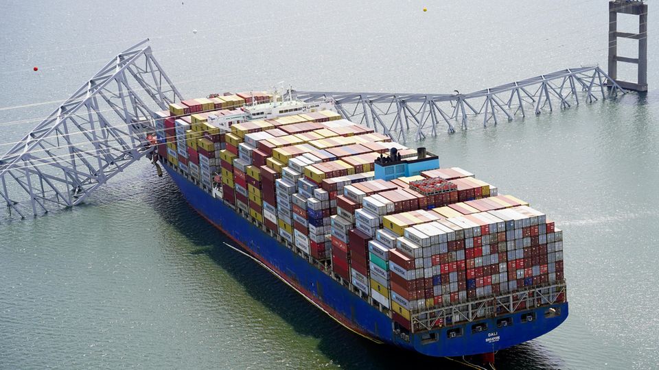 Das Containerschiff "Dali" steckt noch immer unter einem Teil der Francis Scott Key Bridge in Baltimore fest