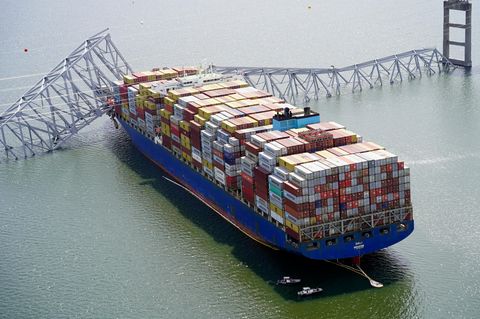 Das Containerschiff "Dali" steckt noch immer unter einem Teil der Francis Scott Key Bridge in Baltimore fest