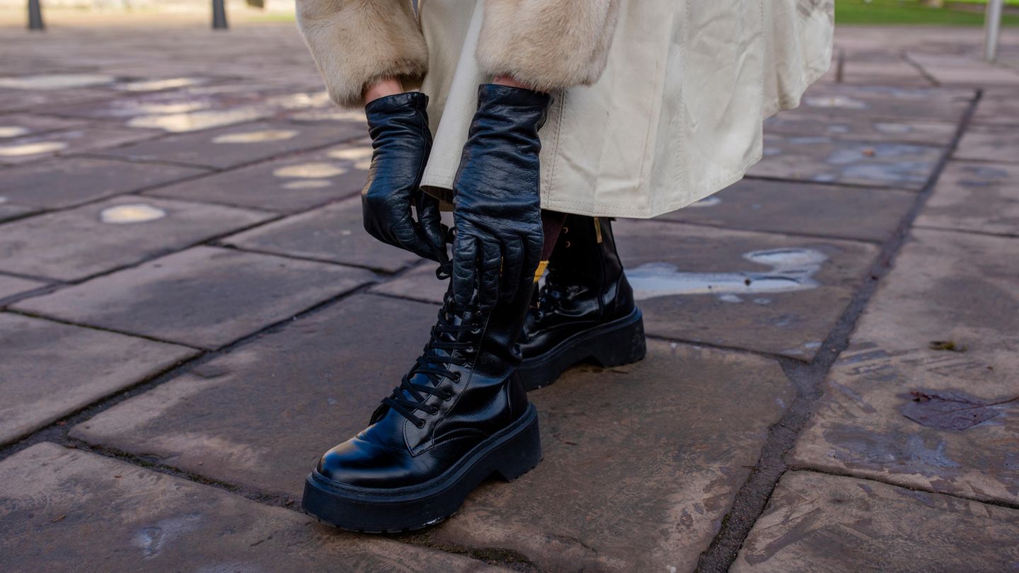 Biker Boots Trend: Eine Frau bindet sich die Schuhe zu.