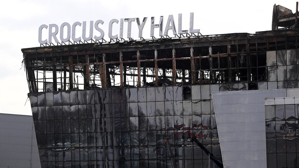 Het ausgebrannte Konzerthaus Crocus City Hall in Krasnogorsk na Moskou op 26 maart