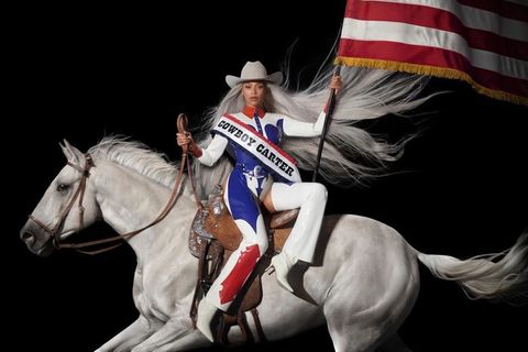 Beyonce reitet im Cowboy-Kostüm auf einem weißen Pferd