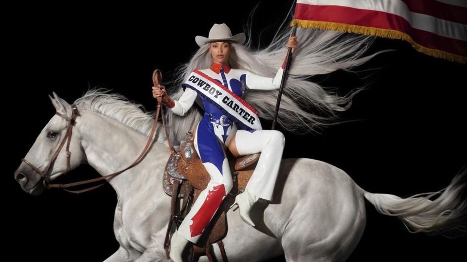 Beyonce reitet im Cowboy-Kostüm auf einem weißen Pferd