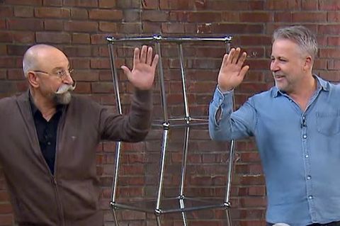 "Bares für Rares"-Moderator Horst Lichter und Händler Jan Čížek sind vom tanzenden Regal begeistert
