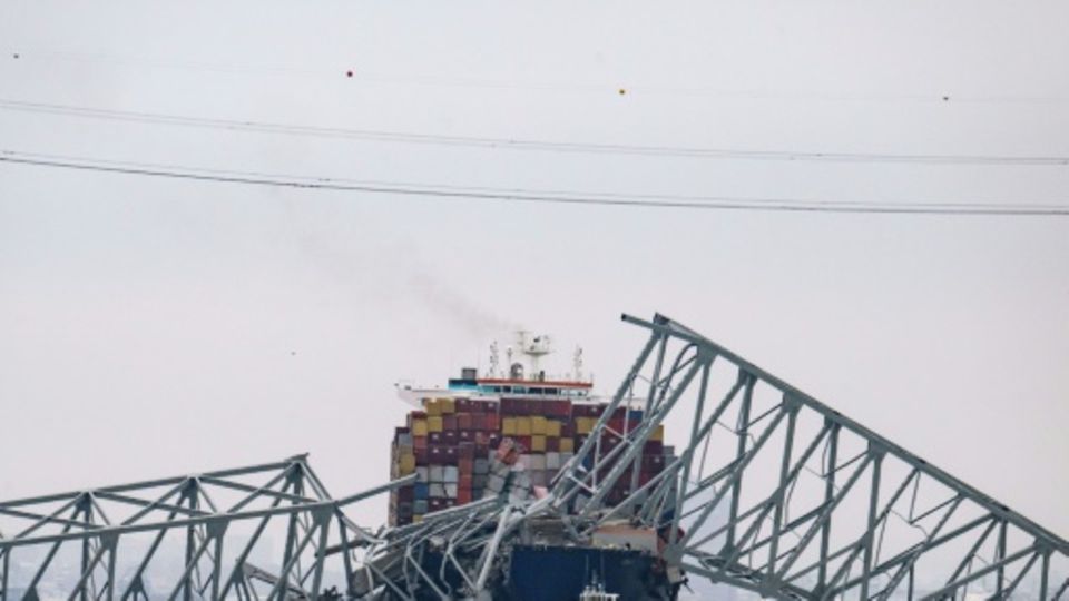 Die auf das Containerschiff "Dali" gestürzte Brücke