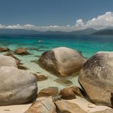 Wunderschöner weißer Nudey Beach mit Touristen, Schnorchlern und vorbeifahrenden Segelbooten