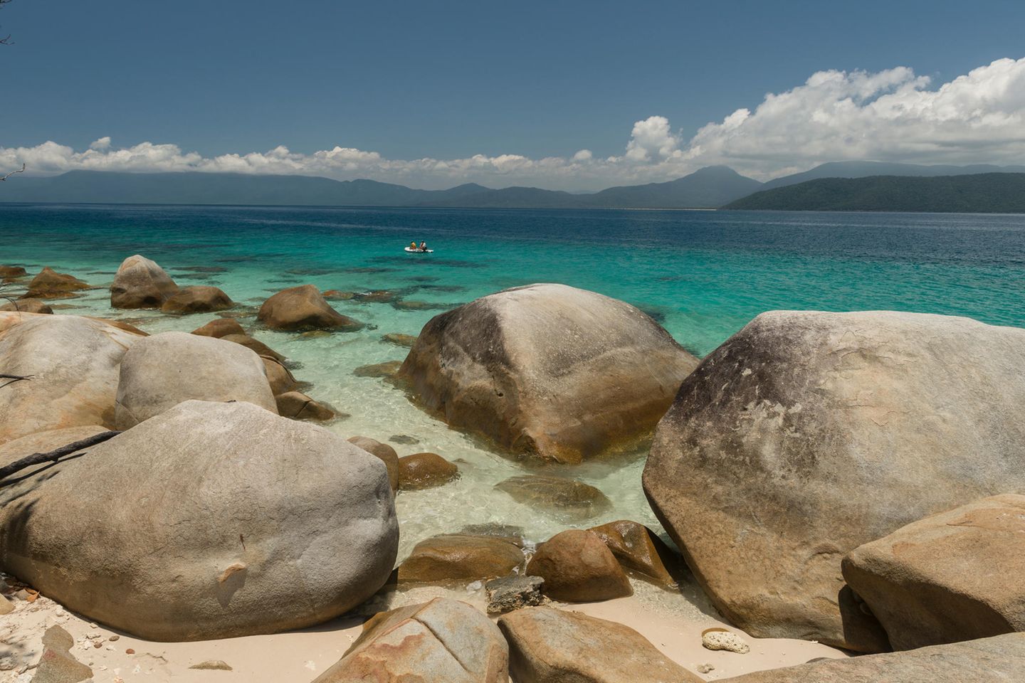 Wunderschöner weißer Nudey Beach mit Touristen, Schnorchlern und vorbeifahrenden Segelbooten